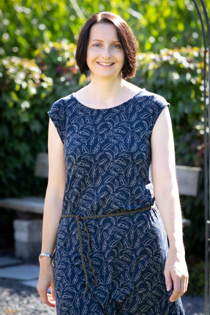 Sigrid Stadler im Garten